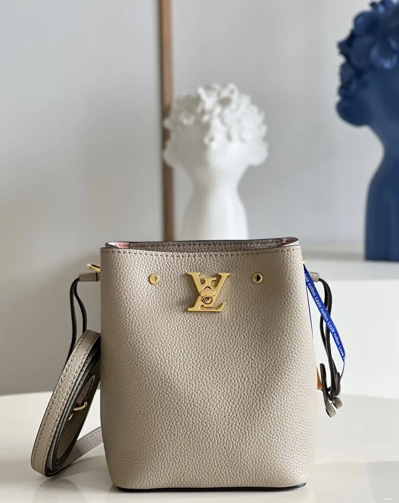 LOUIS BUCKET VUITTON NANO LOCKME 0426